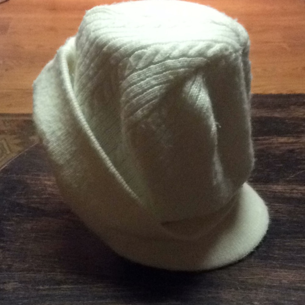 Adorable Roxy hat - Picture 4 of 8